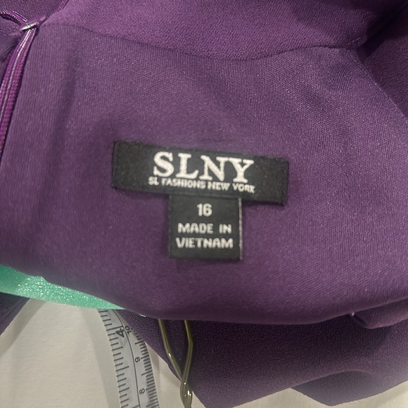 EUC |Lovely long dress!  Execellent holiday or formal dress. COMFORTABLE - Picture 11 of 11